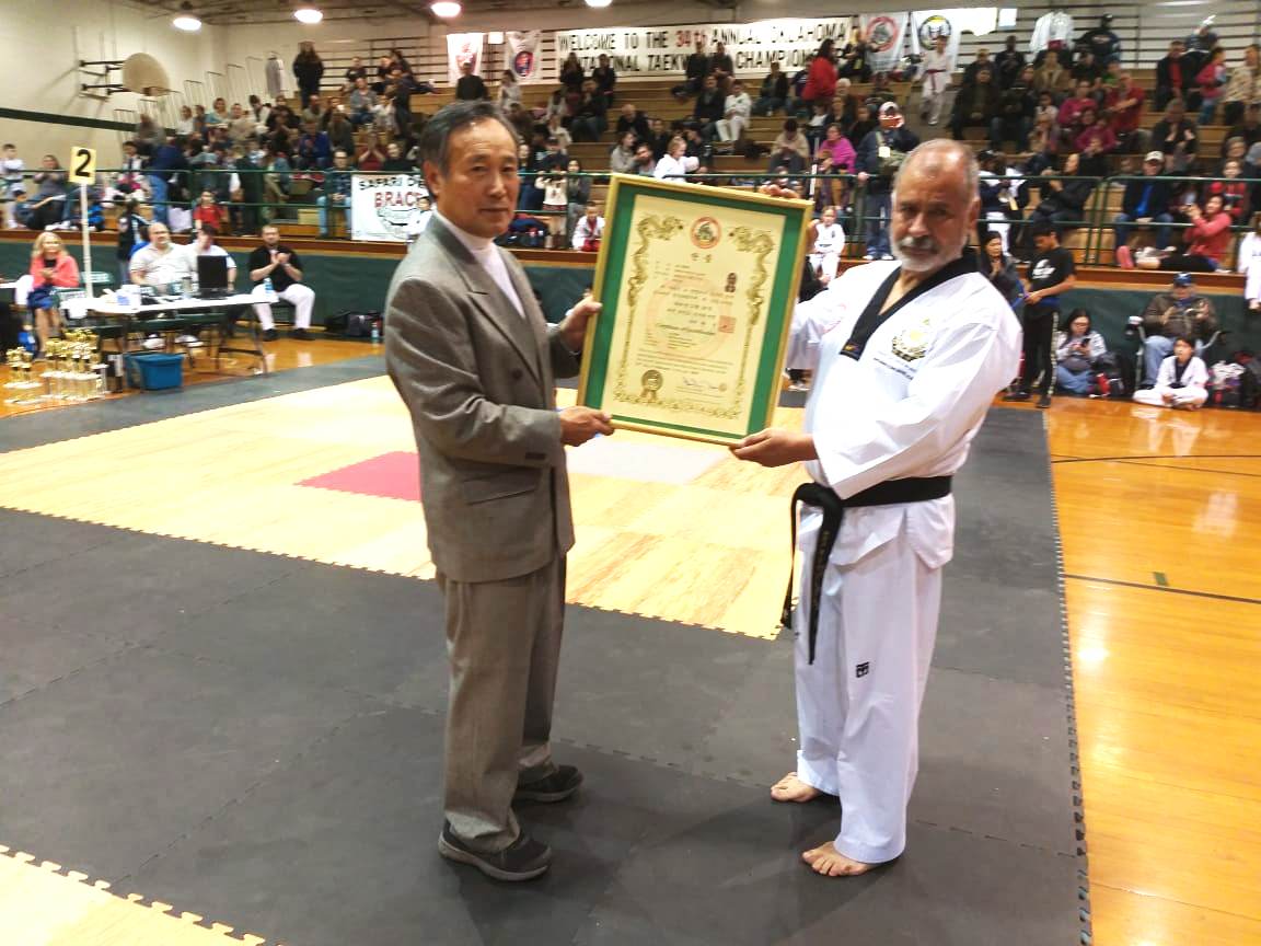 El Gran Maestro Álvaro Magaña Ochoa (derecha) con el Gran Maestro In Hui Woon, presdiente de la Federación Mundial de Taekwondo Han Moo Kwan el 23 de febrero de 2019, grado 9° Dan Han Moo Kwan